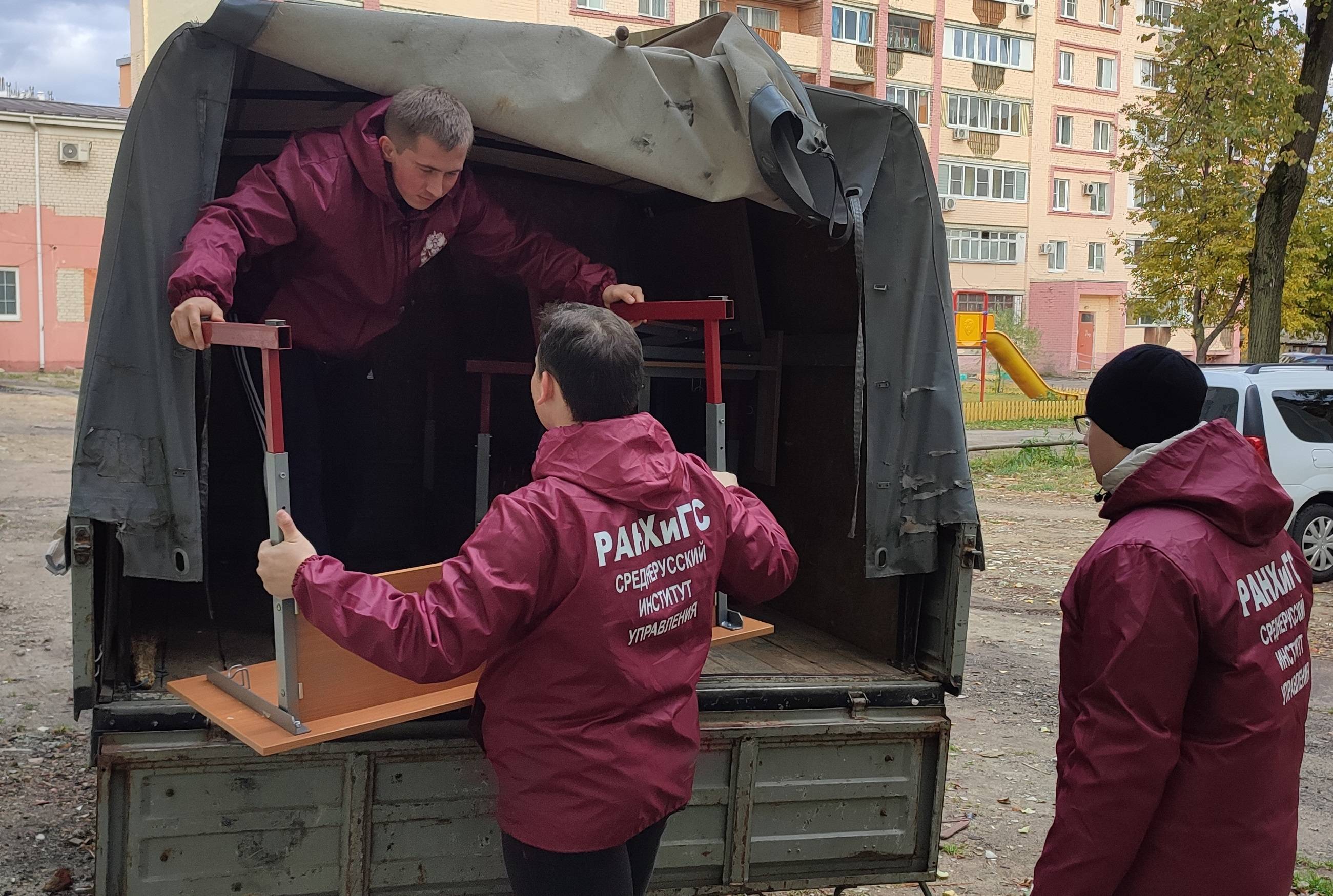 Волонтерской организации «Женский батальон 57» передали мебель для швейной мастерской