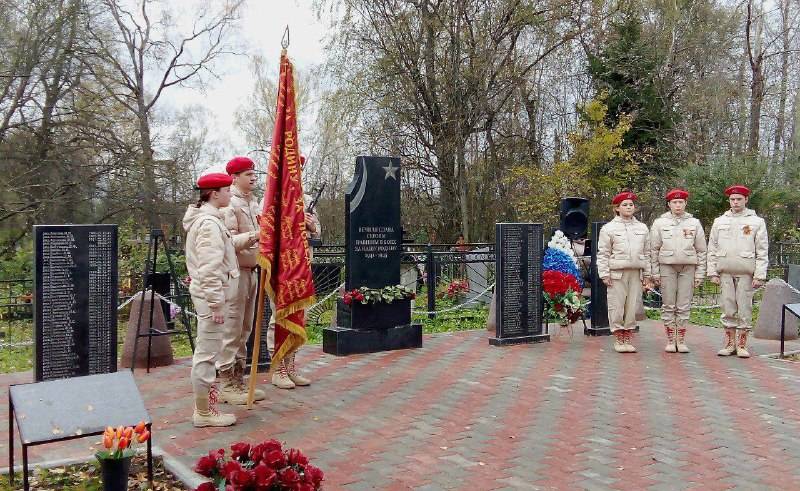 Торжественный митинг, посвященный открытию после реконструкции братского захоронения, прошел в селе Пушкино в Тверской области.