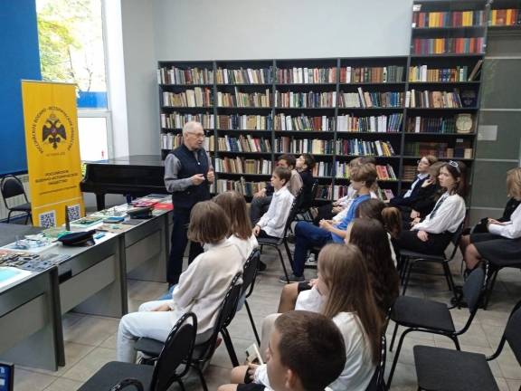 В Калининграде в библиотеке им. космонавта А.А. Леонова члены РВИО провели встречу с учениками 7-го класса лицея № 18.