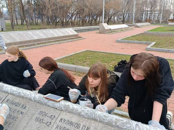 Местное отделение РО РВИО в городе Комсомольск на Амуре восстанавливает надписи на мемориале