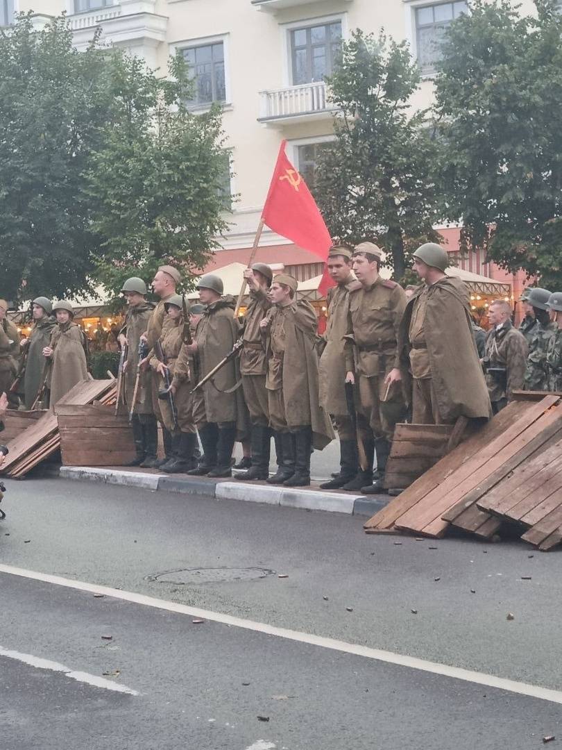 К 80-летию освобождения города в Смоленске прошла реконструкция водружения Красного Знамени.