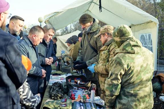 В День Народного единства в Вологде состоялся военно-исторический фестиваль "Достойны быть непобедимыми" организованный Российским военно-историческим обществом.