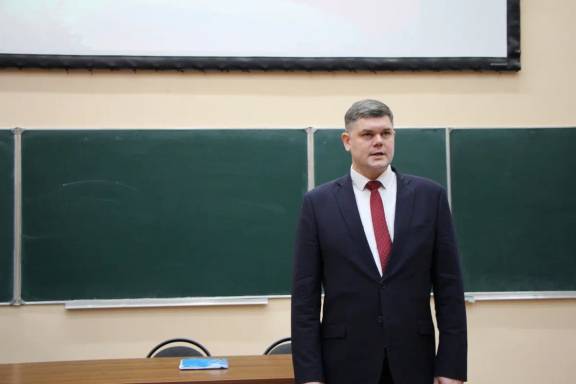 Председатель РО РВИО Игорь Олегович Петрищев вместе со студентами "УлГПУ им. И.Н. Ульянова" приняли участие в "Уроке Мужества" от военнослужащих из Вольского военного института материального обеспечения