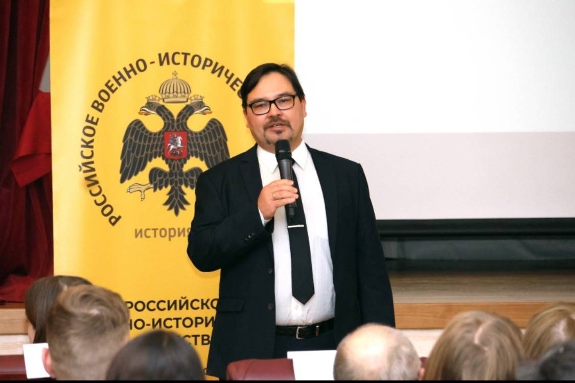 В Калининградском областном историко-художественном музее состоялась лекция директора Военного музея Карельского перешейка и музейно-мемориального комплекса «Дорога жизни» Баира Иринчеева .