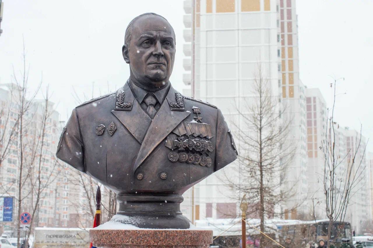 В Подольске открыт памятник-бюст Герою России Игорю Сергуну