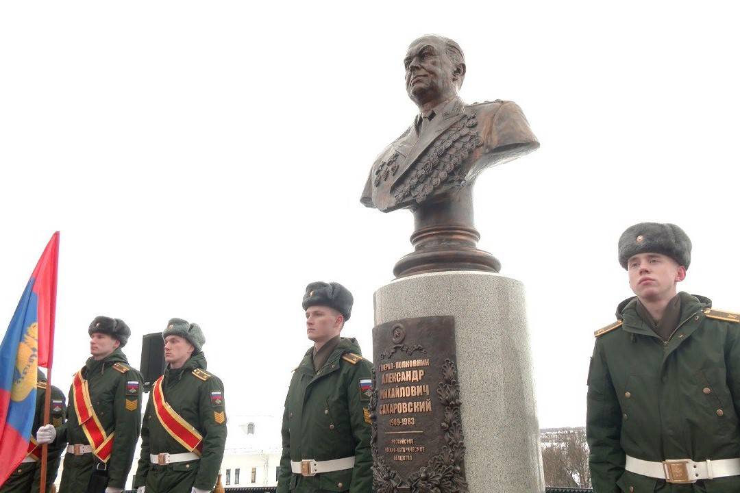 В Костроме установили бюст генерал-полковнику Александру Сахаровскому