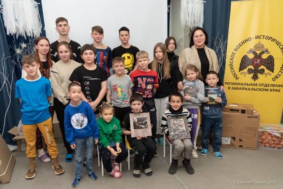 В СЕЛЕ КОЛОЧНОЕ ЗАБАЙКАЛЬСКОГО КРАЯ ПРЕДСЕДАТЕЛЬ РЕГИОНАЛЬНОГО ОТДЕЛЕНИЯ РОССИЙСКОГО ВОЕННО-ИСТОРИЧЕСКОГО ОБЩЕСТВА ТАТЬЯНА ЦЫМПИЛОВА ПРОВЕЛА ТЕМАТИЧЕСКИЙ УРОК «УРОКИ ПАМЯТИ И СЛАВЫ. МЫ ПОМНИМ» ДЛЯ ДЕТЕЙ-СИРОТ СЕЛЬСКОГО ДЕТСКОГО ДОМА