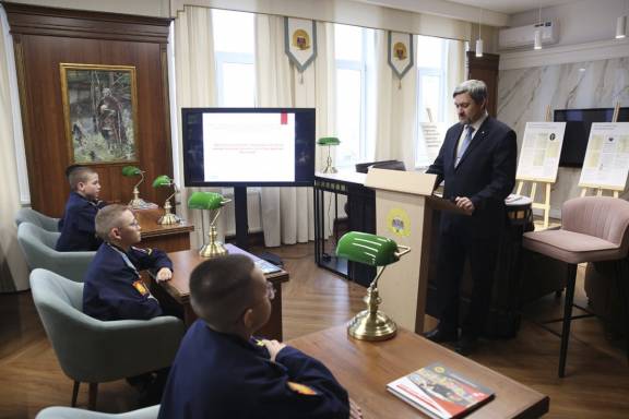 В библиотеке Оренбургского президентского кадетского училища открылась выставка, посвященная 225-летию со дня рождения князя Александра Михайловича Горчакова