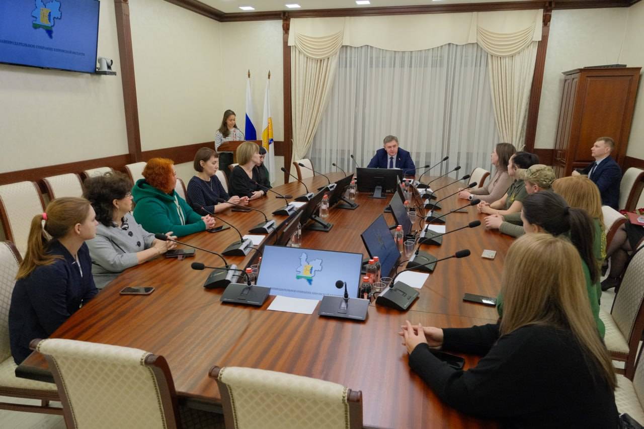 Роман Береснев наградил активистов регионального штаба «Комитет семей воинов Отечества» медалью РВИО