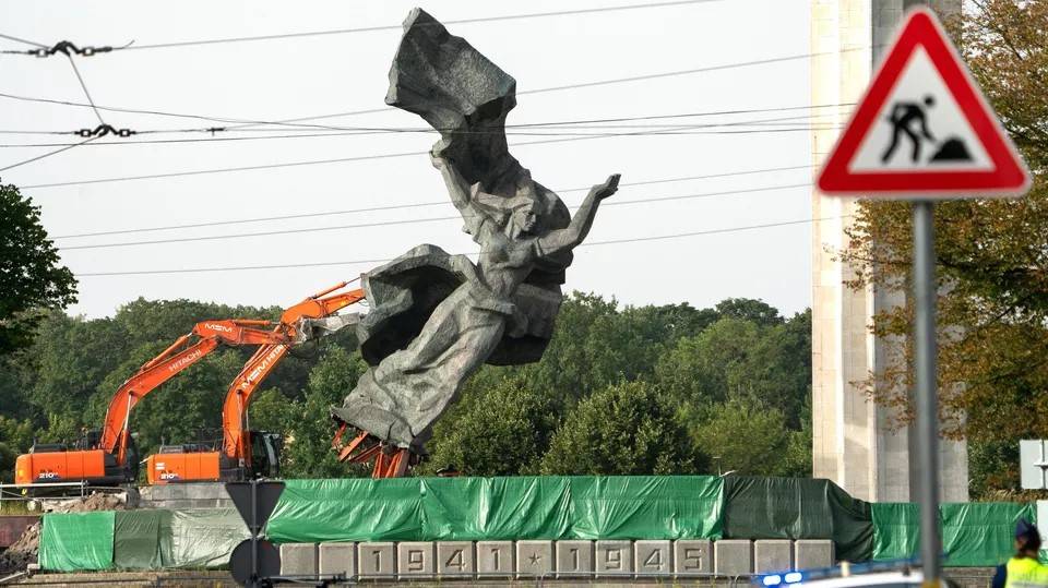 Круглый стол «Реванш националистов, или кому в Европе мешают памятники советским воинам»
