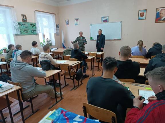 Член РО РВИО Алексей Машинистов провел "урок-мужества" в ОГБПОУ Ульяновском техникуме железнодорожного транспорта