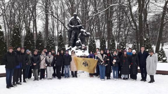 Учащиеся калининградского лицея №49, названного в честь легендарного Командира СОБР Вилория Бусловского, приняли участие в экскурсии, организованной региональным представительством Российского военно-исторического общества.