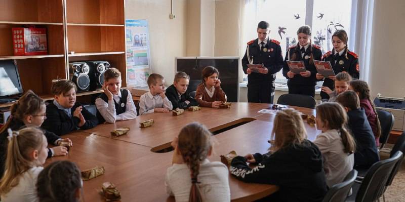 Школьники из Тверской области приняли участие в творческих площадках, посвященных 80-й годовщине полного снятия блокады Ленинграда.