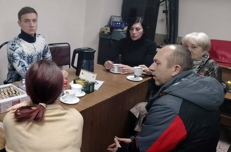 В канун Рождества Христова на Мемориале павших в помещении штаба Поста № 1 состоялась встреча представителей регионального отделения РВИО с родственниками погибших в ходе СВО курян