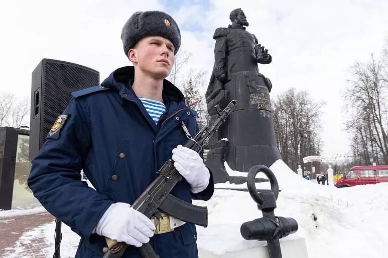 В Туле состоялся торжественный митинг, посвященный 120-й годовщине подвига крейсера "Варяг"