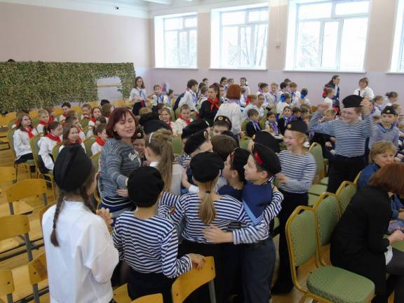 Конкурс "Строя и песни" в МБОУ "Гимназия №30 им. Железной дивизии" при поддержке члена Совета РО РВИО А. Емелькина