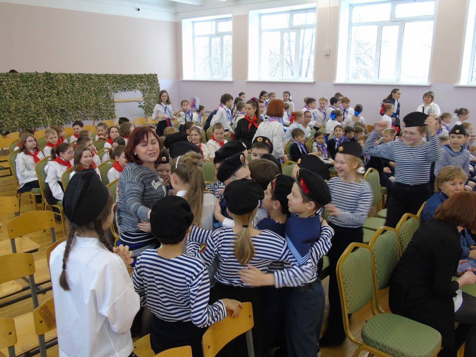 Конкурс "Строя и песни" в МБОУ "Гимназия №30 им. Железной дивизии" при поддержке члена Совета РО РВИО А. Емелькина