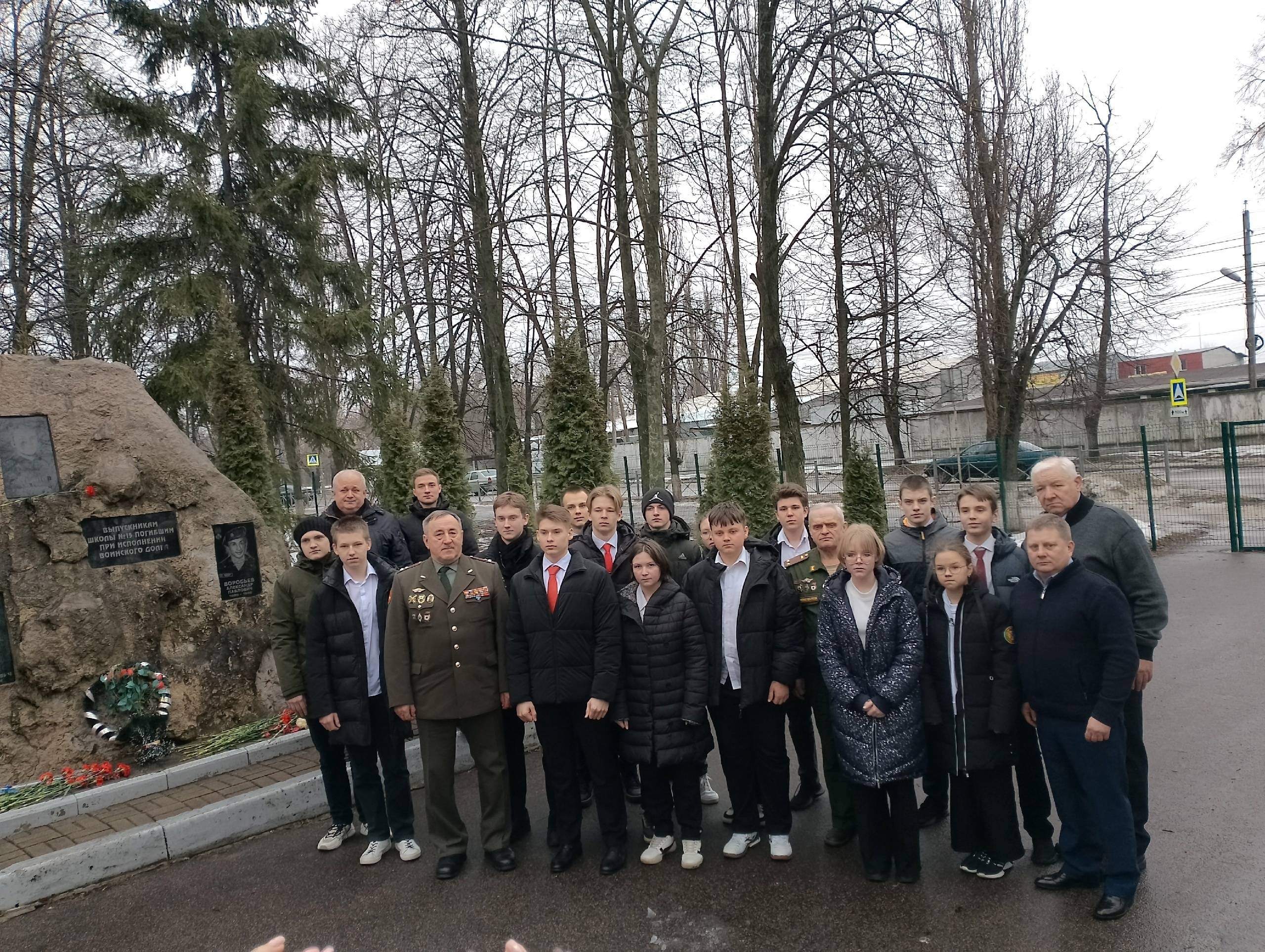 Сегодня, в 35-ю годовщину вывода советских войск из Афганистана, в школе № 15 Курска состоялся мемориальный час, посвящённый подвигу героев-интернационалистов в ходе афганской войны