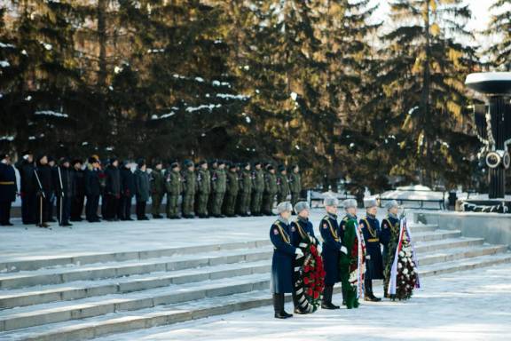 Приносить пользу своей стране, способствовать ее процветанию, где бы ты ни трудился, — значит служить Отечеству