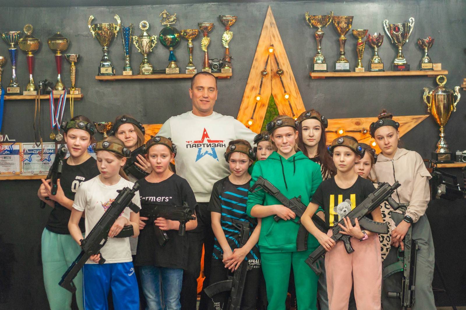 Патриотическое мероприятие в центре "Партизан" с участием воспитанников детских домов.