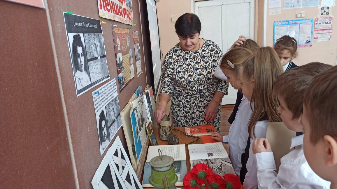 В рамках работы РО РВИО в сельской библиотеке с.п. Атажукино 27 января для читателей провели патриотический час «Непокоренные», приуроченный к Дню снятия блокады города Ленинграда.