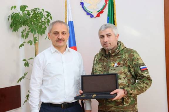 Энрик Муслимов встретился с участником специальной военной операции Магомедом Гусейхановым