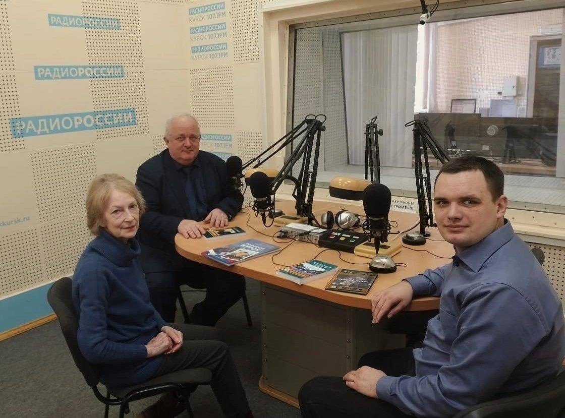 Члены РО РВИО рассказали корреспонденту ГТРК «Курск» Наталье Амелиной о работе над книгами из серии «Герои и подвиги», издаваемой региональным отделением РВИО