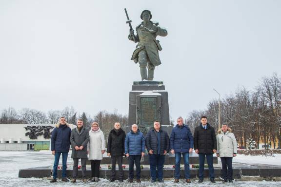 Торжественное возложение цветов к монументу Герою Советского Союза Александру Матросову состоялось в Великих Луках 