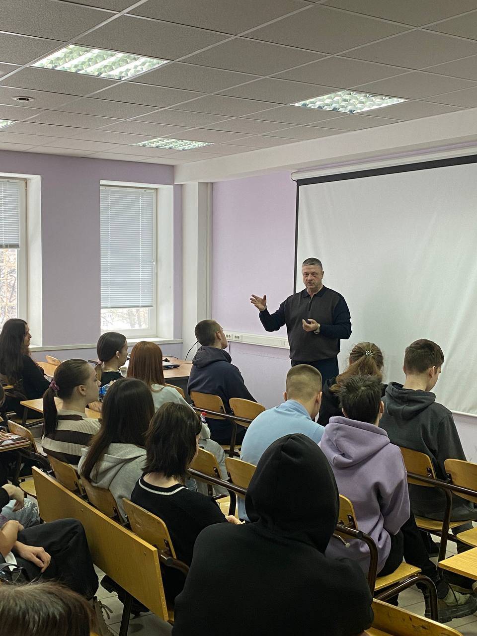 12 марта 2024 года член Совета РВИО в Нижегородской области Лешков Николай Иванович провел встречу с учащимися профессионального образовательного учреждения «Нижегородский бизнес-колледж».