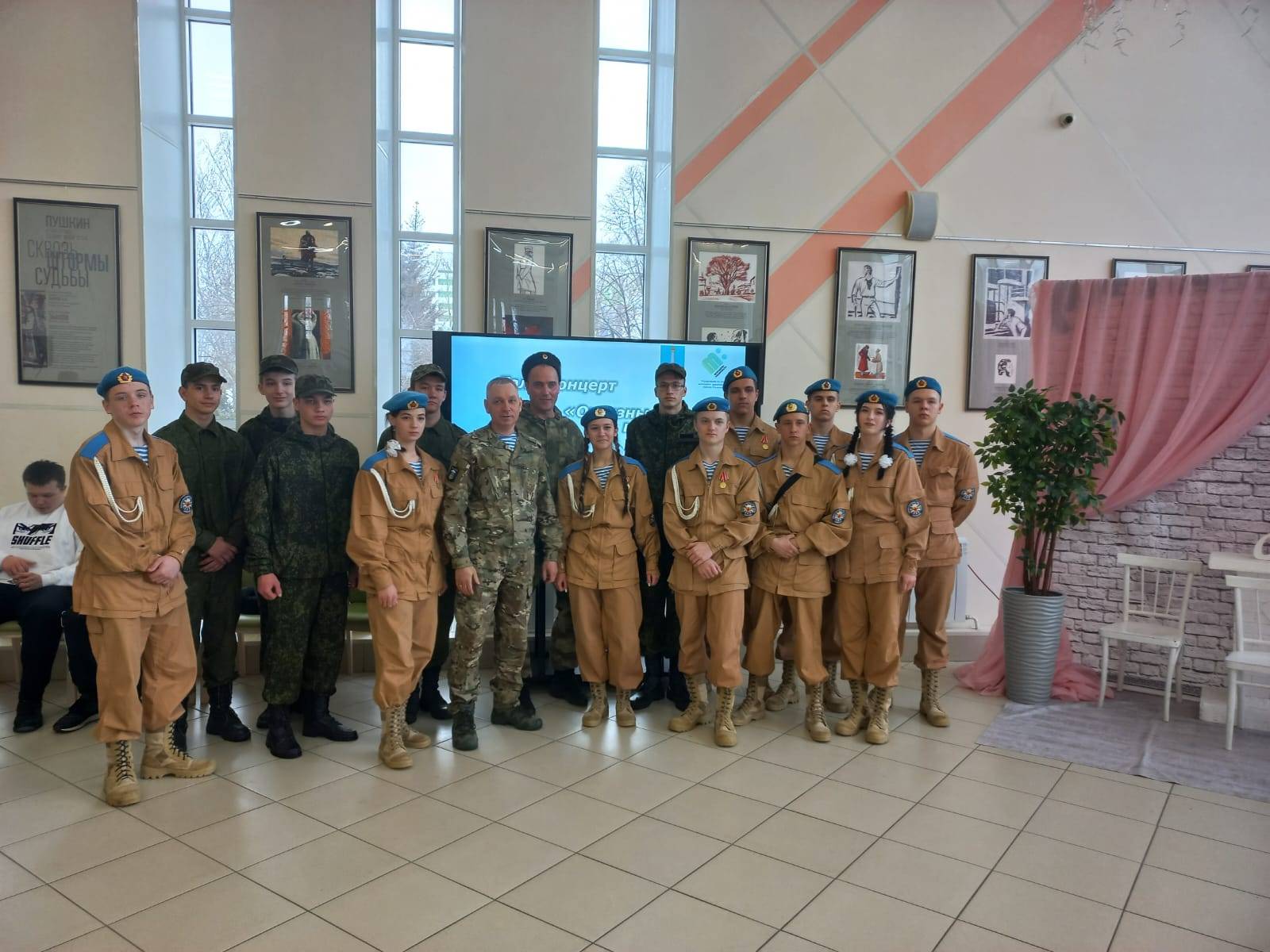 Итоги конкурса "Отчизны верные сыны" в Железнодорожном районе г. Ульяновска с участием реконструкторов, интерактивной выставкой и военно-исторической викториной.