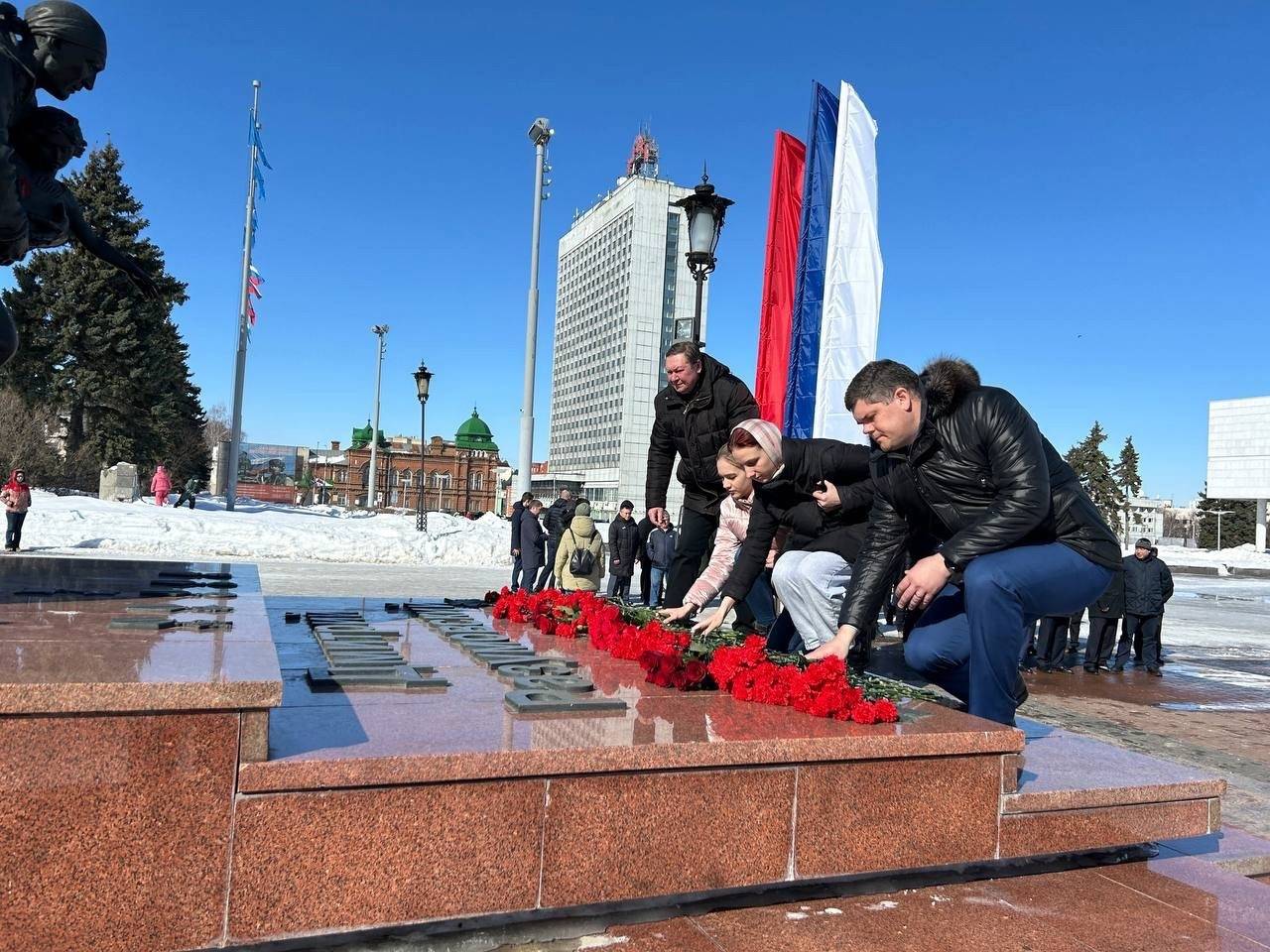 Председатель РО РВИО Игорь Олегович Петрищев возложил цветы к памятнику Героя России Дмитрия Александровича Разумовского