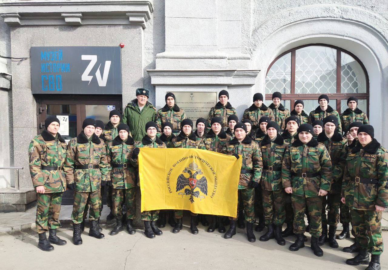 Представители регионального отделения РВИО передали в дар осколок орудийного снаряда натовского образца.