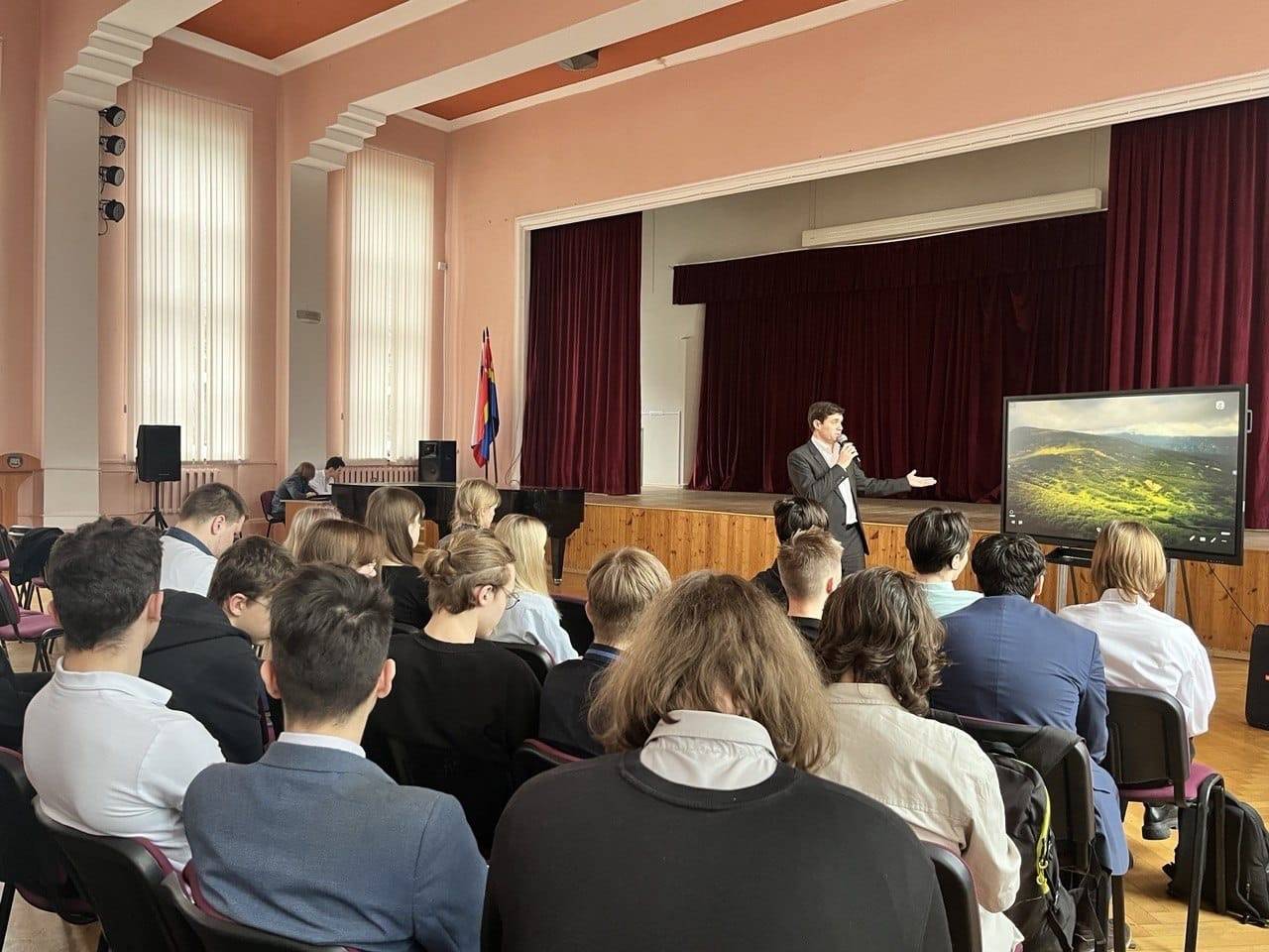 В Калининградском лицее №1 прошла лекция, приуроченная к 10-й годовщине воссоединения Крыма и России.