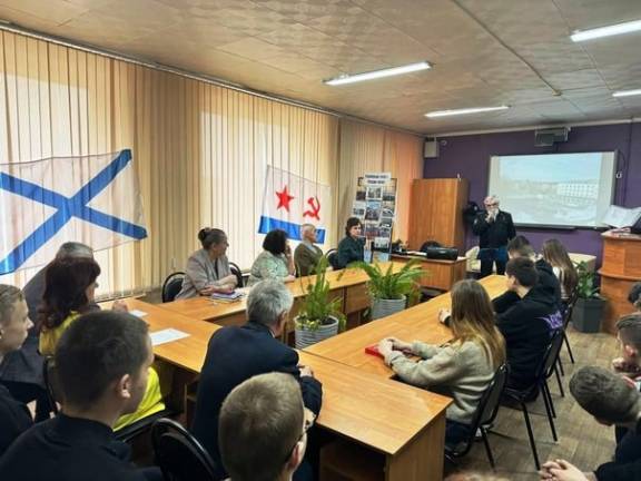 Председатель Западнодвинского местного отделения ТРО РВИО провел встречу с студентами колледжа в Тверской области