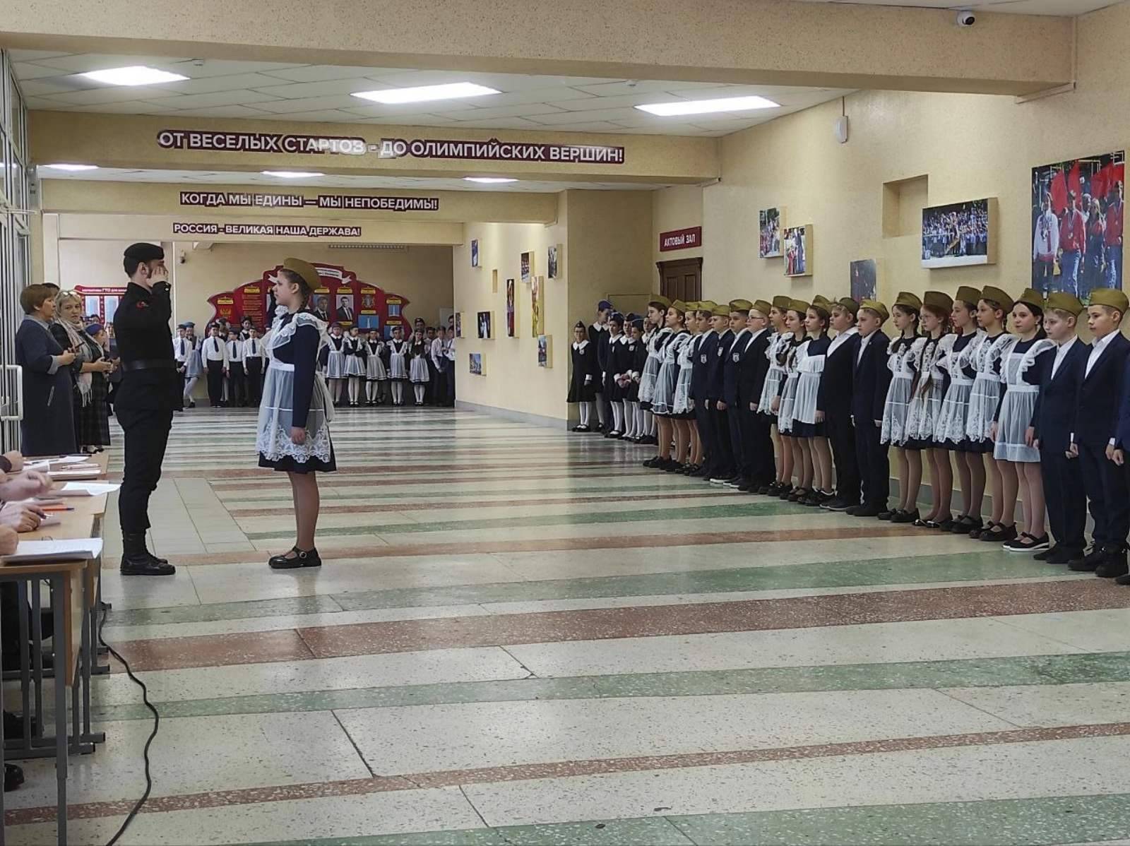 Смотр строя и песни в ОГБОУ "Гимназия №1 им. В И. Ленина" с участием членов РО РВИО.