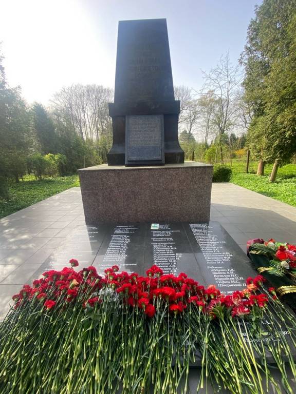 В день 79 годовщины штурма города-крепости Кёнигсберг члены РВИО возложили цветы к мемориалу павшим советским воинам, расположенном в Ботаническом саду Калининграда.