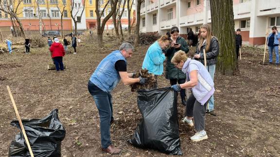 11 апреля 2024 года член Совета РВИО в Нижегородской области Лешков Николай Иванович организовал очередной субботник на территории госпиталя