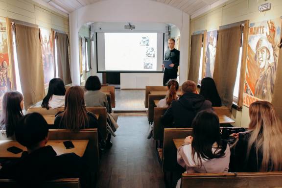 16 апреля в киновагоне выставочного комплекса «Салют, Победа!» состоялся урок памяти «Падение Третьего Рейха»