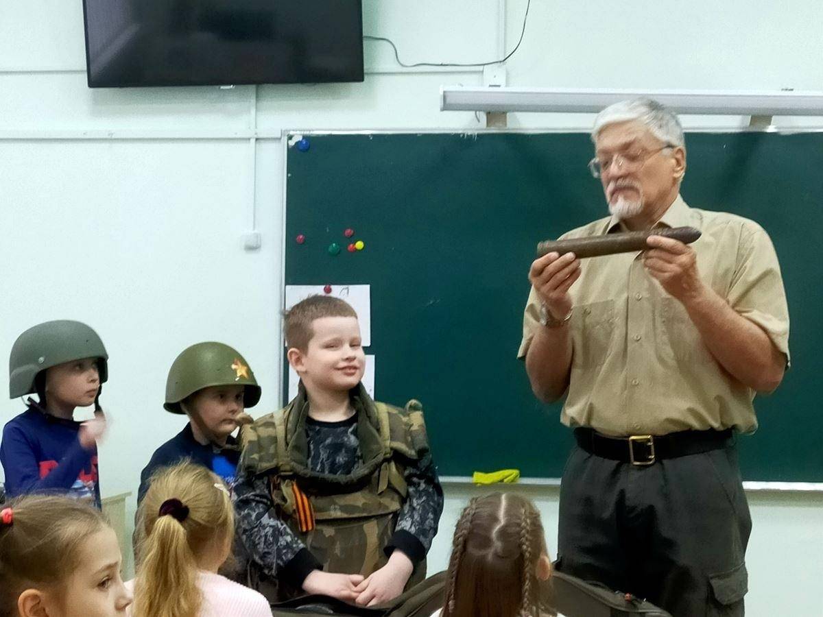 Для юных воспитанников студии «Хочу все знать» Дворца пионеров педагог дополнительного образования , член РО РВИО В.И.Калинин провел беседу на тему «Чтобы не было беды»