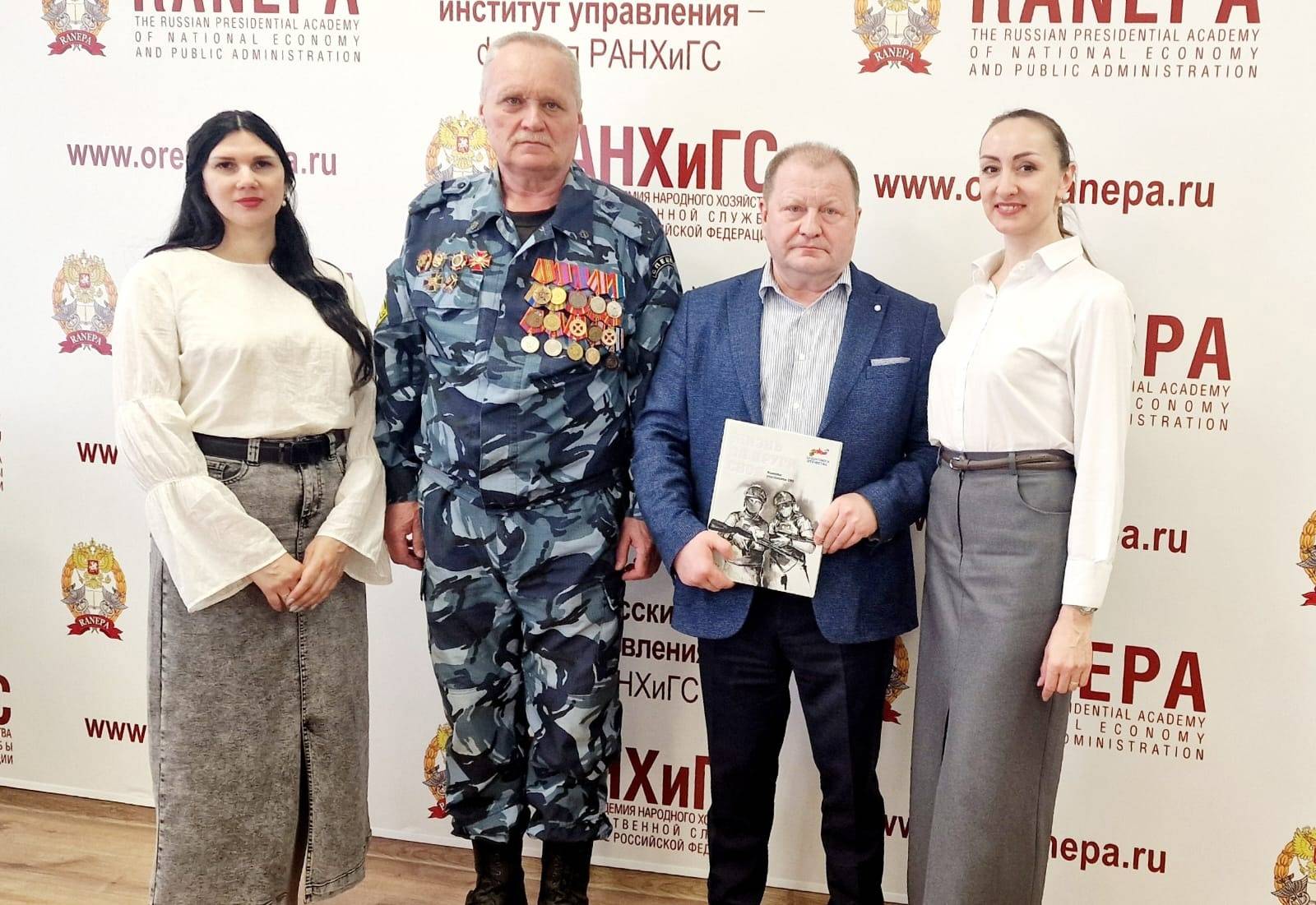 Орловский филиал фонда «Защитники Отечества» вручил Павлу Меркулову книгу рассказов участников спецоперации