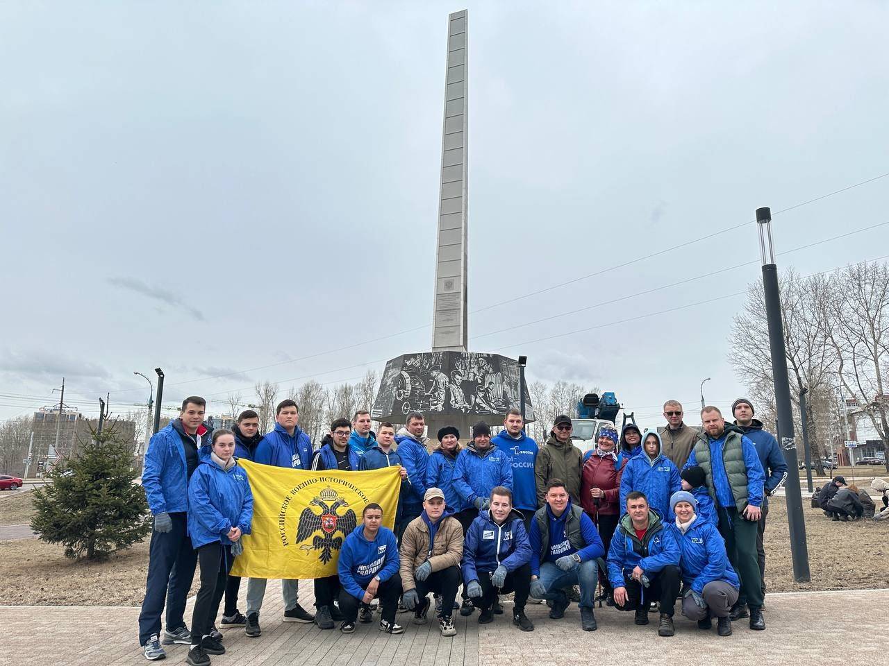 На субботнике очистили места боевой и трудовой славы