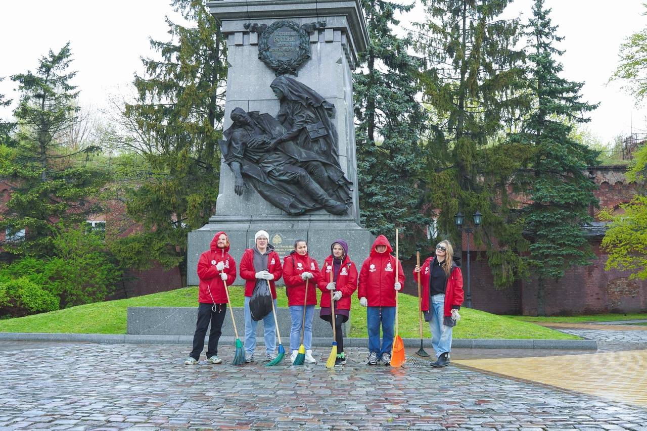 По инициативе Российского военно-исторического общества был проведён субботник на территории прилегающей к памятнику Героям Первой мировой войны в Калининграде.