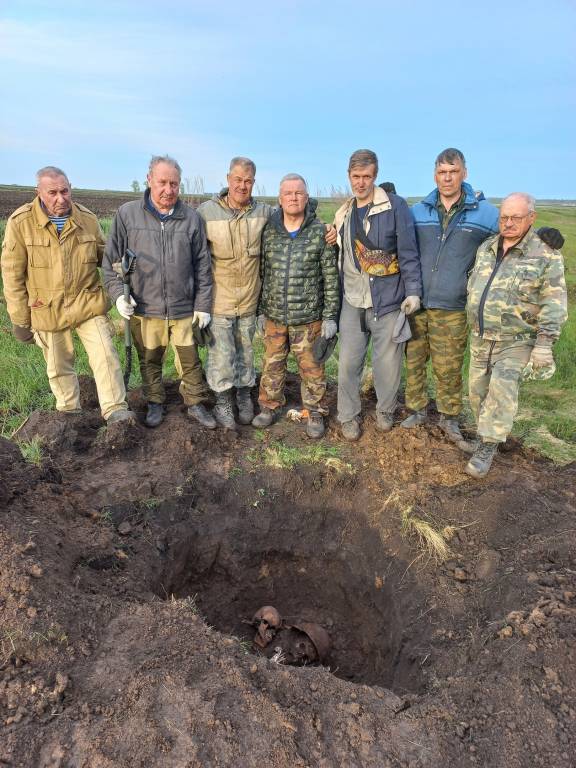 Поисковый отряд «Курган», работая на поле Курской битвы, поднял останки двух советских бойцов в окопе северо-западнее с. Ольховатка Поныровского района