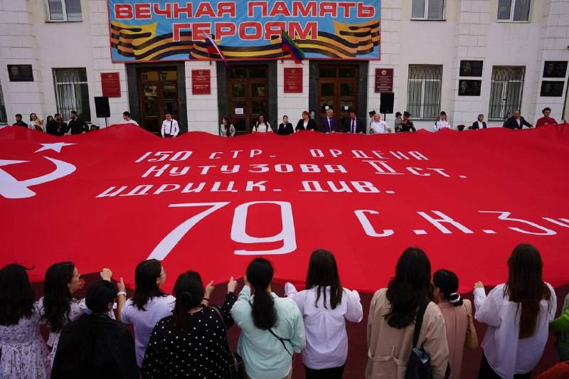 В Дагестанском государственном университете прошла акция «15 дней до Победы» в рамках которой студенты вуза исполнили песни, стихи и вальс военных лет.