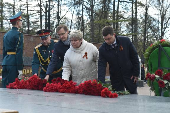 В День Победы в Ижевске состоялась торжественная церемония возложения цветов к Вечному огню