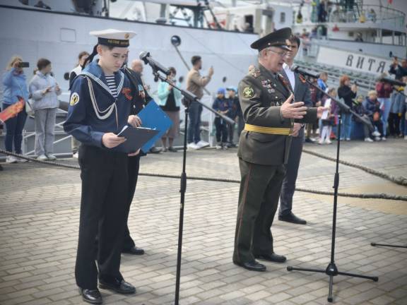 В Калининграде на набережной исторического флота Музея Мирового океана прозвучал "Гудок Победы". В память о героях, павших в сражениях Великой Отечественной войны.