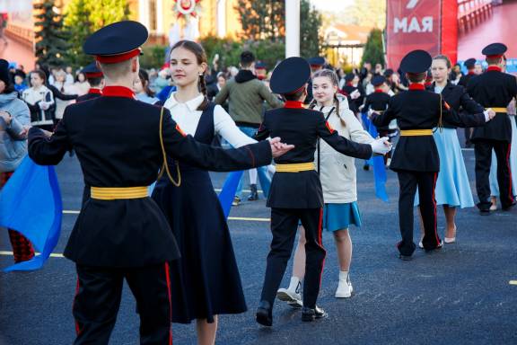 Больше тысячи туляков станцевали вальс "Синий платочек"