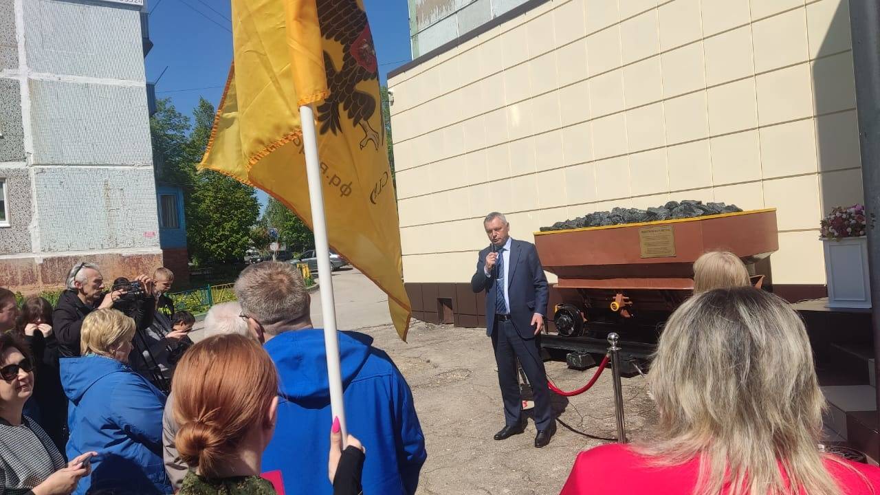В Киреевске установлена шахтная вагонетка, переданная в дар горняками ЛНР