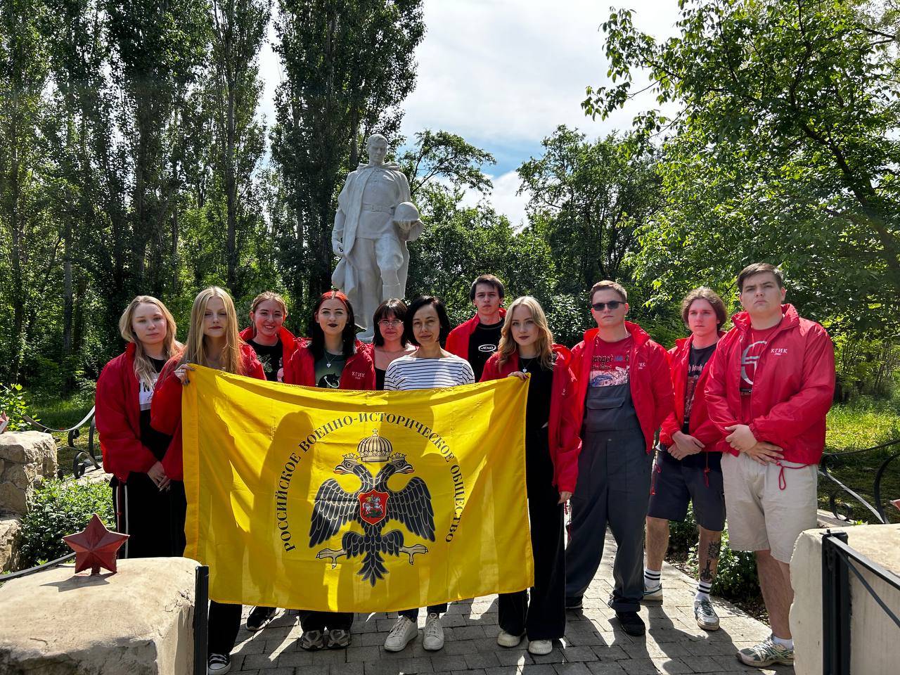 Субботник по благоустройству Братской могилы в Краснодаре