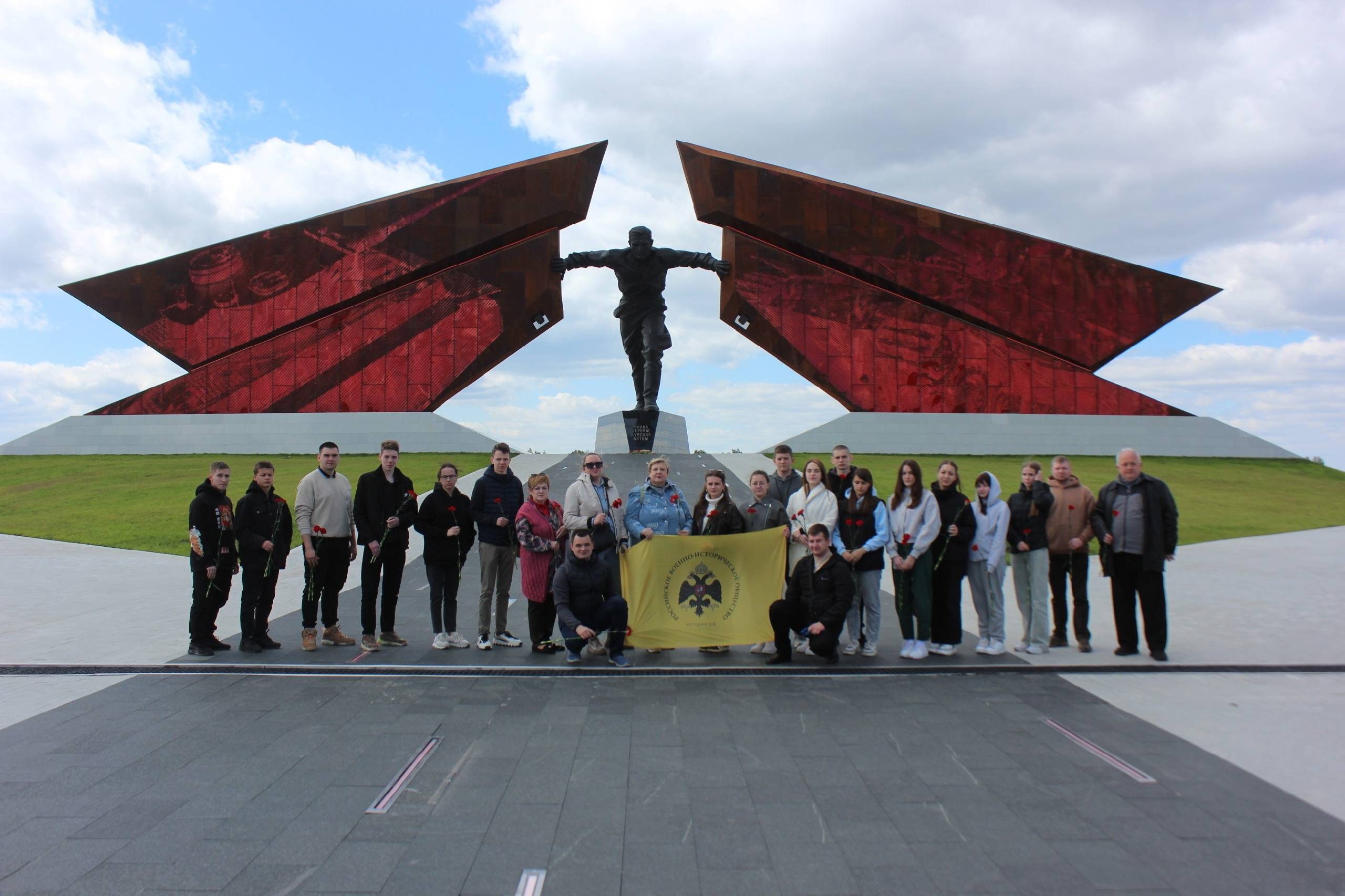 Сегодня в рамках в рамках Фестиваля «Дорогами героев Курской битвы. Школа экскурсоводов-волонтеров по военно-историческим маршрутам» состоялась защита проектов, по представлению мемориальных мест, расположенных на Северном фасе Курской дуги.